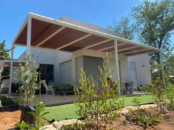 פרגולה אלומיניום שילוב עץ