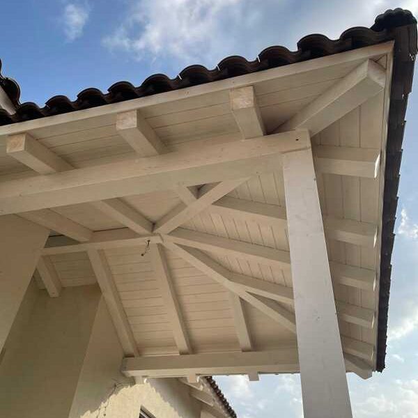 פרגולה מעץ עם רעפים