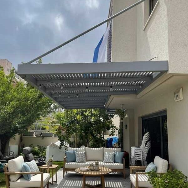 פרגולה תלויה מעץ