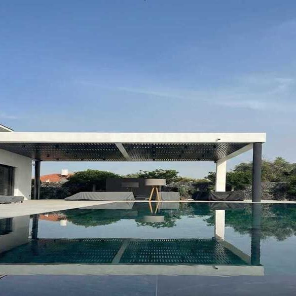 פרגולת אלומיניום לחצר