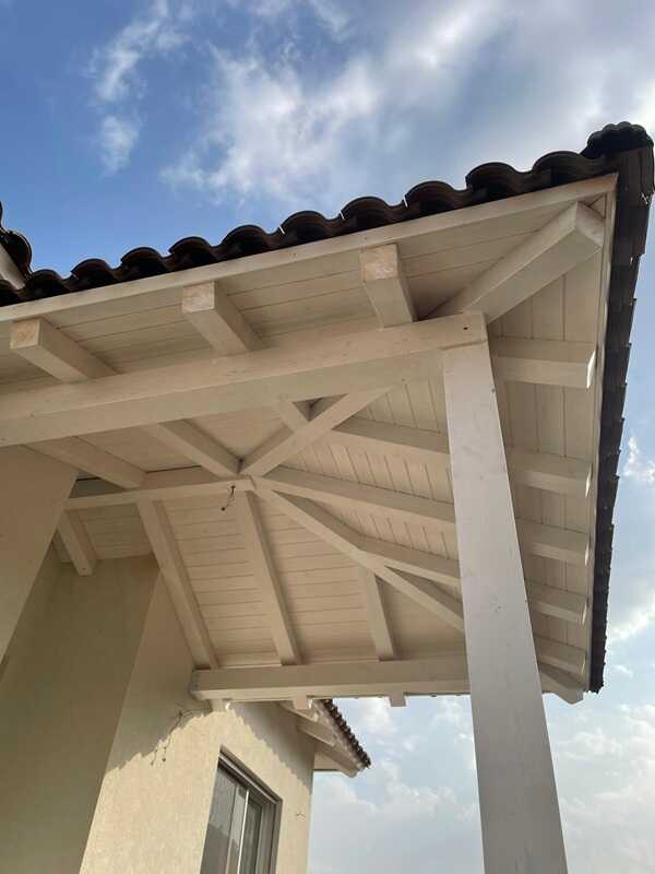 פרגולה מעץ עם רעפים