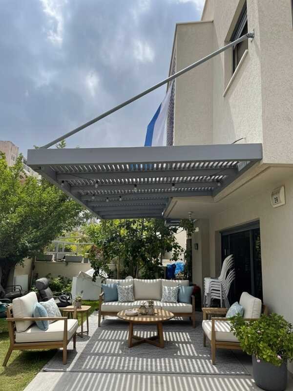 פרגולה תלויה מעץ